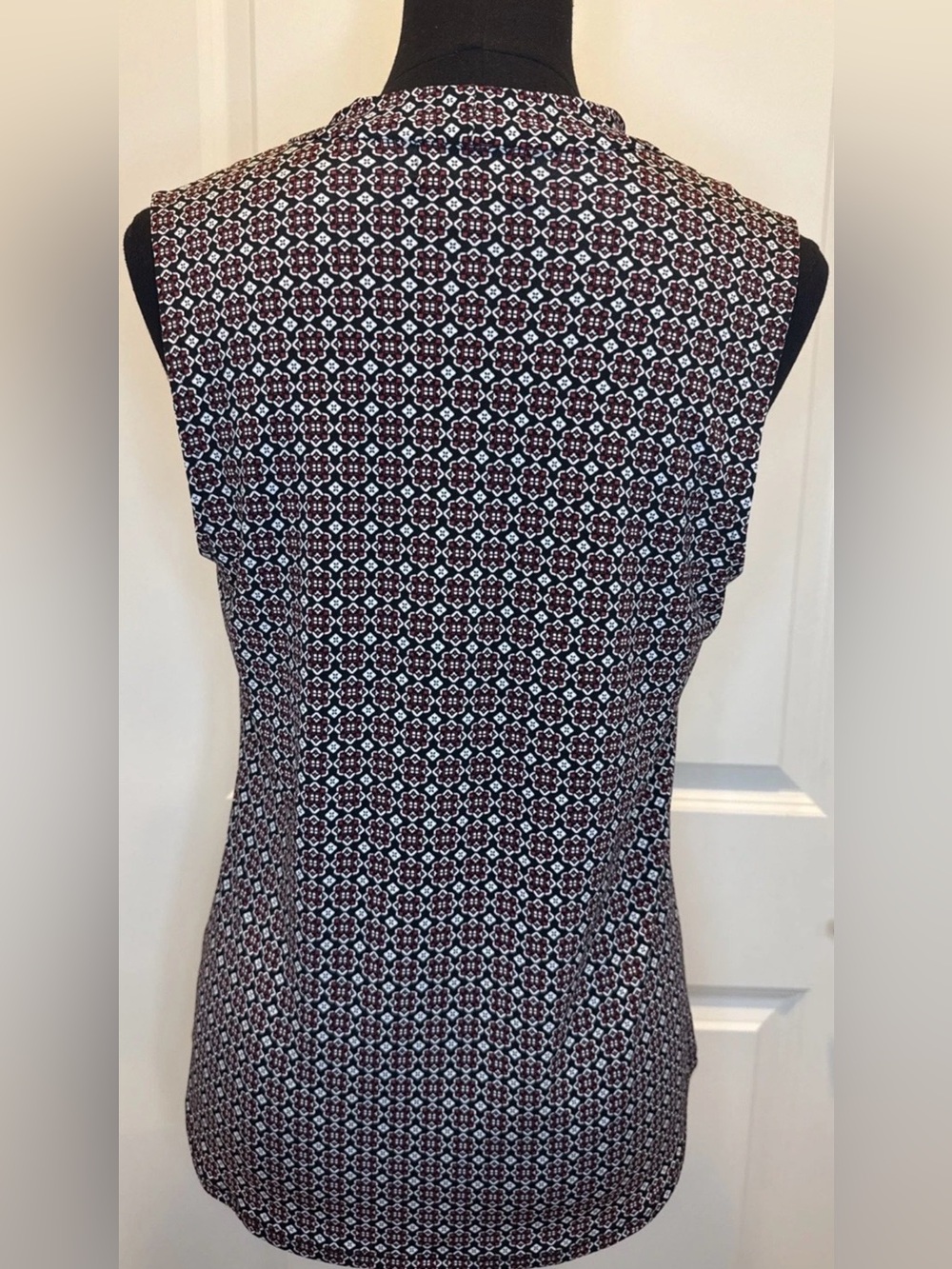 Liz Claiborne Women's Sleeveless Multicolor V-Neck Geometric Print Blouse, Small - Picture 3 of 12